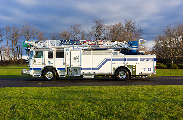 Pierce Arrow XT - 75' Aerial Ladder - Fire Truck 10 - Driver Side