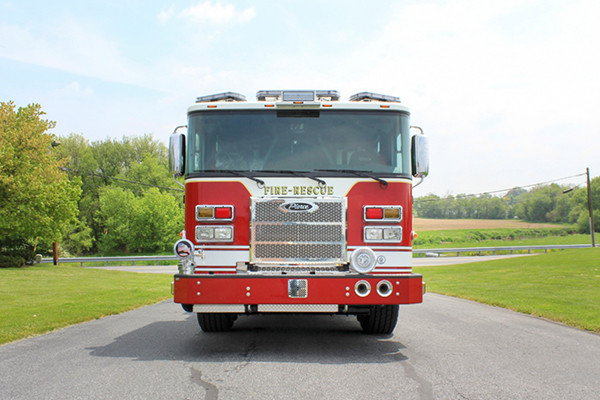 2014 Pierce Saber FR pumper - traditional fire engine - front