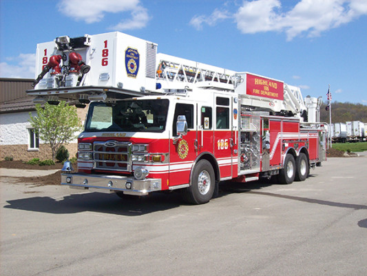 2010 Pierce Velocity - 100' aerial platform fire truck - driver front