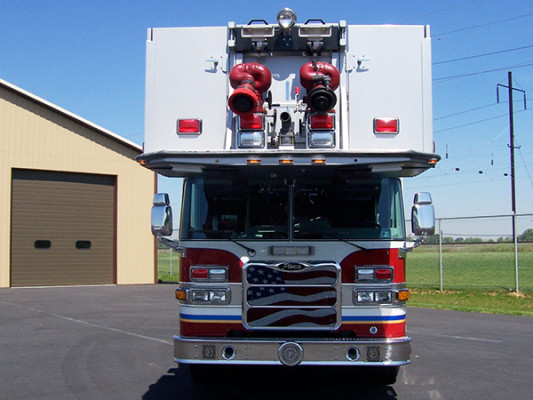 100' aerial platform fire truck - Pierce Arrow XT - front