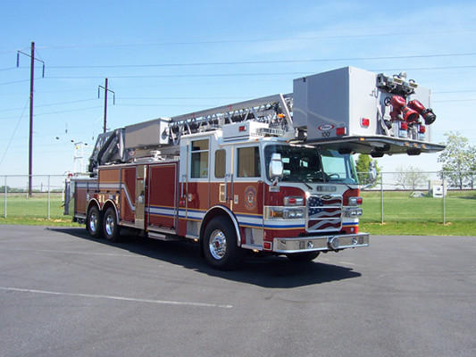 100' aerial platform fire truck - Pierce Arrow XT - passenger front