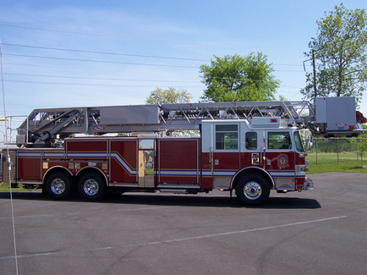 100' aerial platform fire truck - Pierce Arrow XT - passenger side