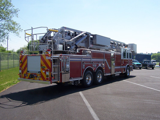 100' aerial platform fire truck - Pierce Arrow XT - passenger rear