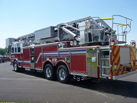 100' aerial platform fire truck - Pierce Arrow XT - driver rear