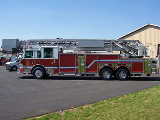 100' aerial platform fire truck - Pierce Arrow XT - driver side