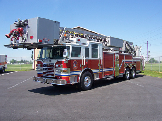 100' aerial platform fire truck - Pierce Arrow XT - driver front