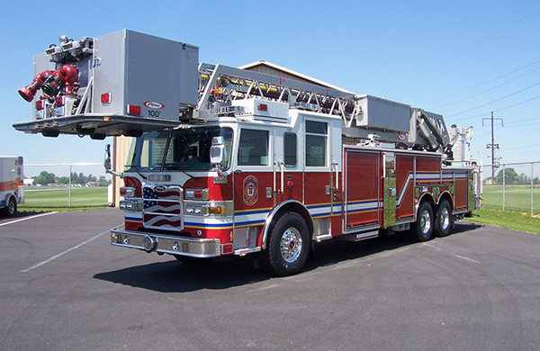 100' aerial platform fire truck - Pierce Arrow XT - driver front