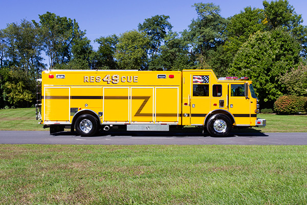 new rescue fire truck - non-walk-in fire rescue - 2016 Pierce Arrow XT - passenger side