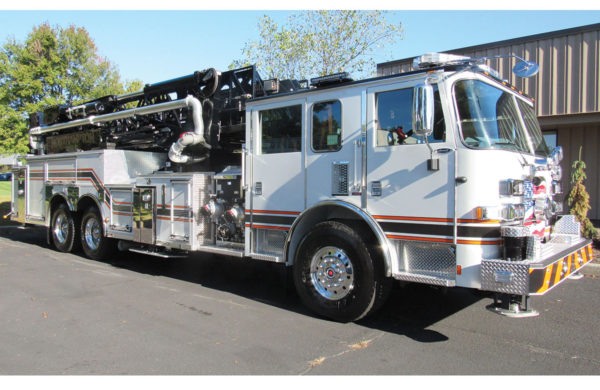 NORTHAMPTON FIRE DEPT Pierce Arrow XT 100' Mid-mount ladder